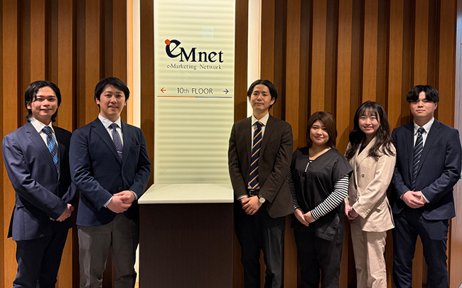 eMnetjapanエントランス前での記念写真